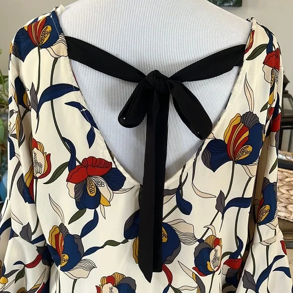 GREEN ENVELOPE FLORAL FLUTTER SLEEVE BLOUSE WITH OPEN TIE BACK MULTICOLOR SIZE M - Picture 6 of 15